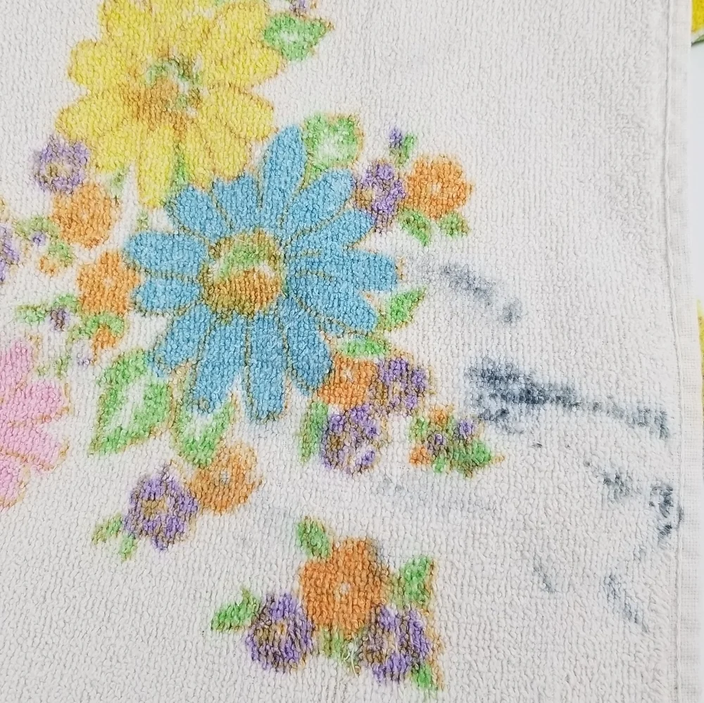Vintage 1971 Cannon Monticello Daisy Delight cream floral cotton towels